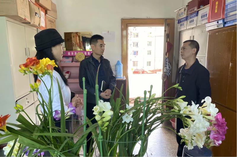 市總工會經(jīng)保部領導檢查工作.jpg